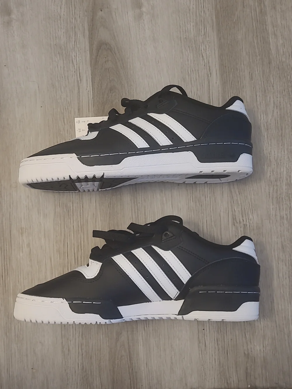 NWT Mens Adidas Rivalry Low Sneakers Size 9.5